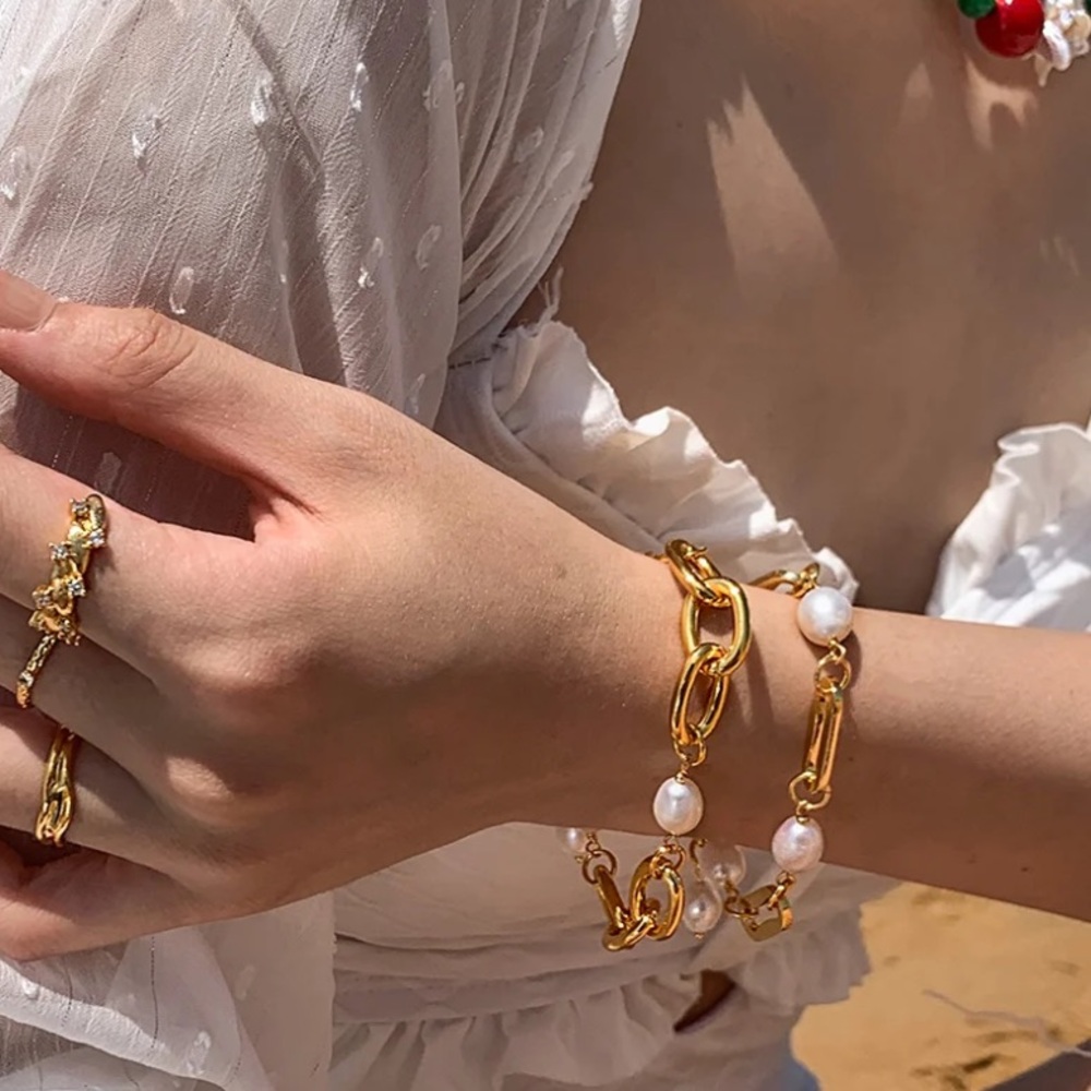 Elegant Gold and Pearl Bracelet